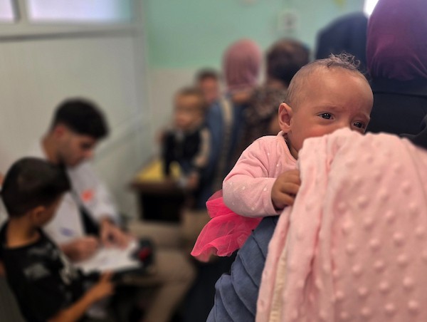 أمهات فلسطينيات يصطحبن أطفالهن إلى عيادة سوء التغذية في مجمع ناصر الطبي بمدينة خان يونس، جنوب قطاع غزة، في 17 أكتوبر/تشرين الأول 2026. (تصوير: طارق محمد)