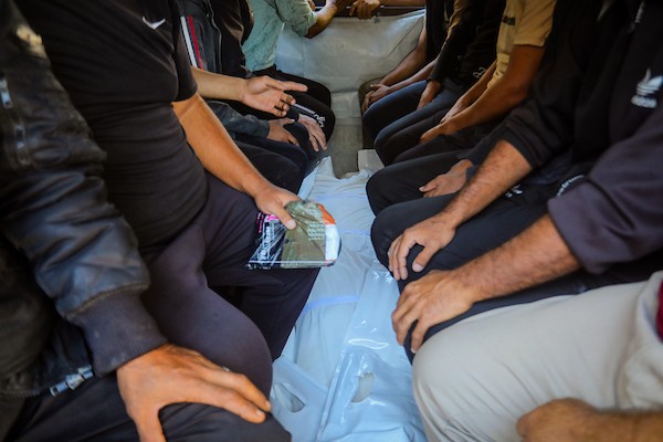 مشيّعون يودّعون جثامين ثلاثة فلسطينيين، بينهم الزوجان أكرم ياسين ودينا أبو بكر، في مستشفى الشفاء بمدينة غزة، ، 20 أكتوبر/تشرين الأول 2026.تصوير: محمد صالحة