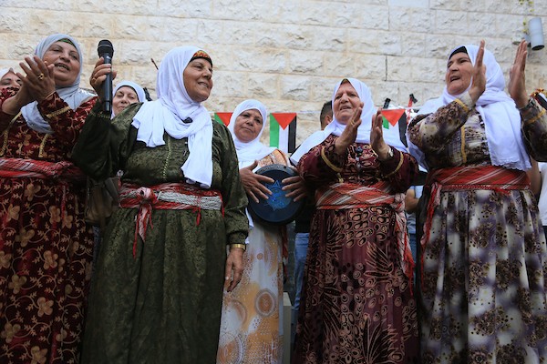 نساء فلسطينيات يشاركن في ليلة الحناء لعروس فلسطينية خلال احتفالات تقليدية في البلدة القديمة بمدينة نابلس، في الضفة الغربية، بتاريخ 3 أكتوبر/تشرين الأول 2026. تصوير: محمد ناصر