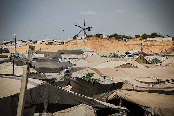 نازحون فلسطينيون يصنعون توربينات رياح من مخلفات منازلهم المدمرة لتوليد الكهرباء وإنارة خيامهم وشحن الهواتف في مواصي خان يونس. (تصوير: عبد الله العطار)