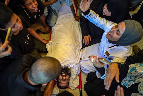 الممرضة عزة أبو مصطفى تستقبل جثمان والدها في مجمع ناصر الطبي بمخيم خان يونس، جنوب قطاع غزة، أثناء مناوبتها، بعد استشهاده في غارة إسرائيلية، 7 أكتوبر/تشرين الأول 2026. تصوير: طارق محمد.