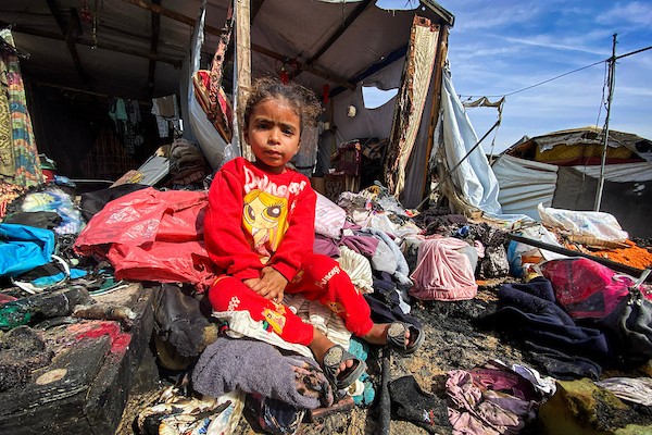 يتفقد فلسطينيون آثار حريق اندلع داخل خيمة تأوي نازحين في منطقة مواسي بمحافظة خان يونس، جنوب قطاع غزة، في 31 أكتوبر/تشرين الأول 2026. أسفر الحريق عن مقتل طفلتين رضيعتين. (صورة: طارق محمد)
