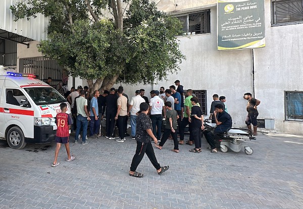 مشيعون يحيطون بجثماني شهيدين فلسطينيين في مستشفى الشفاء بمدينة غزة، عقب غارة إسرائيلية استهدفت حي النصر، 23 أكتوبر 2026. (تصوير: هادي داود)