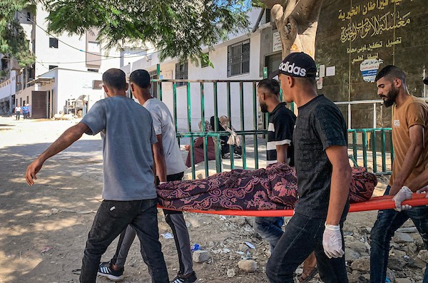 يحمل فلسطينيون جثمان إبراهيم ديب عليان إلى مستشفى الشفاء في مدينة غزة في 3 أكتوبر/تشرين الأول 2026. صورة: أحمد الشوا