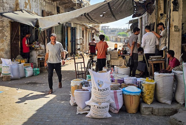 باعة فلسطينيون يستأنفون نشاطهم في سوق الحبوب التاريخي بمدينة خان يونس جنوبي قطاع غزة، في 14 أكتوبر/تشرين الأول 2026. (تصوير: طارق محمد)