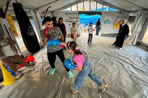 فتيات فلسطينيات يتدربن على الملاكمة داخل خيمة أُقيمت في موقع نادي غزة للملاكمة المدمر بحي تل الهوى في مدينة غزة، يوم 15 أكتوبر/تشرين الأول 2026. (تصوير: هادي داود)