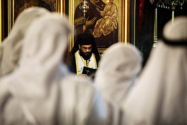 أشخاص يتجمعون خلال جنازة امرأتين مسيحيتين (أم و ابنتها) فلسطينيتين في كنيسة القديس بورفيريوس للروم الأرثوذكس في مدينة غزة، في 3 أكتوبر 2026. تصوير بلال أسامة