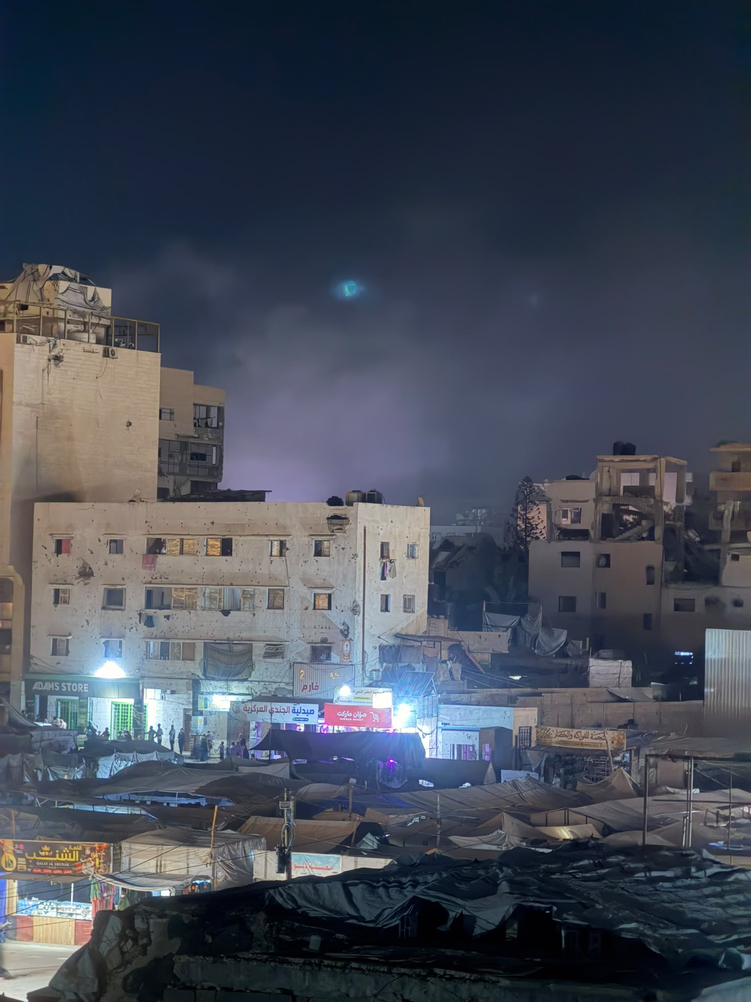 طائرات الاحتلال تستهدف بناية سكنية محذرة مسبقاً محيط العائلات في حي النصر غربي مدينة غزة..jpg