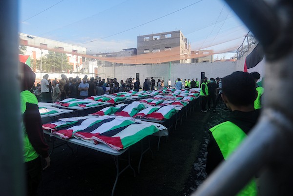 غزة – 18 أكتوبر/تشرين الأول 2026: فلسطينيون يشيّعون جثامين ورفات 75 شهيدًا انتشلتها طواقم الدفاع المدني من تحت أنقاض مبانٍ دمرها القصف الإسرائيلي في حي الدرج بمدينة غزة.تصوير: محمد صالحة
