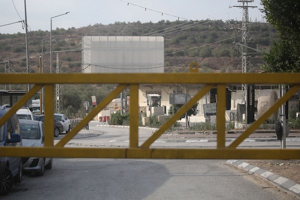 بوابات حديدية مغلقة عند حاجز دير شرف غربي مدينة نابلس، بعدما أغلقتها قوات الاحتلال ومنعت الفلسطينيين من الدخول والخروج، 11 أكتوبر/تشرين الأول 2026. (تصوير: محمد ناصر)