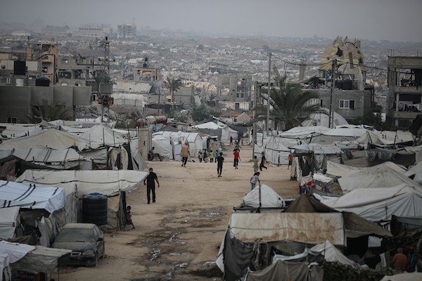 فلسطينيون نازحون يواصلون حياتهم اليومية داخل خيام مؤقتة في مخيم النصيرات وسط قطاع غزة، وسط مخاوف من الأمطار والبرد مع اقتراب الشتاء. 26 أكتوبر 2026. (تصوير: حسن الجدي)