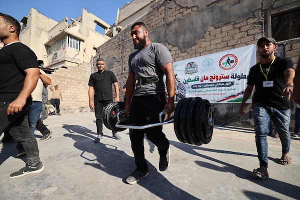 رياضيون يتنافسون في بطولة «الرجل القوي فلسطين 2026»، التي نظمها الاتحاد الفلسطيني للقوة البدنية للمرة الأولى بمدينة غزة، يوم 16 أكتوبر/تشرين الأول 2026. (تصوير: محمد صالحة)