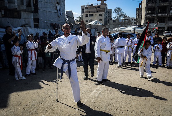 أطفال وشباب فلسطينيون، بينهم رياضيون من ذوي الإعاقة، يشاركون في عروض للكاراتيه بمدينة غزة، احتفالاً بانضمام ألف لاعب ولاعبة جدد للاتحاد الفلسطيني، 20 أكتوبر/تشرين الأول 2026.تصوير: محمد صالحة