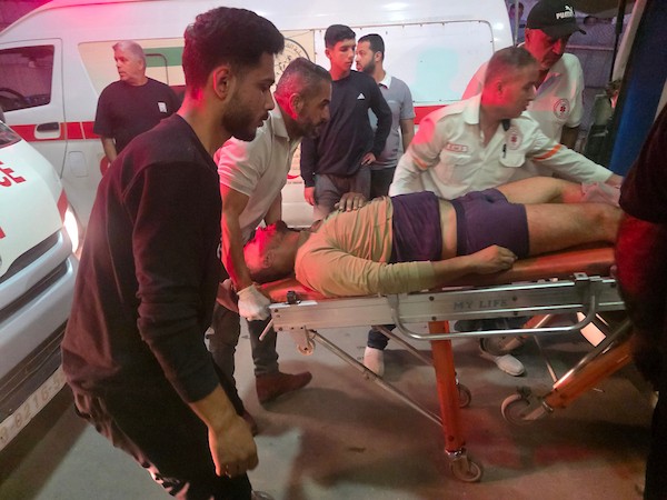 نقل جرحى فلسطينيين، بينهم طفل ومسن، إلى مجمع ناصر الطبي عقب غارة إسرائيلية على مواصي خان يونس أسفرت عن إصابة 11 فلسطينياً، 23 أكتوبر 2026. (تصوير: طارق محمد)