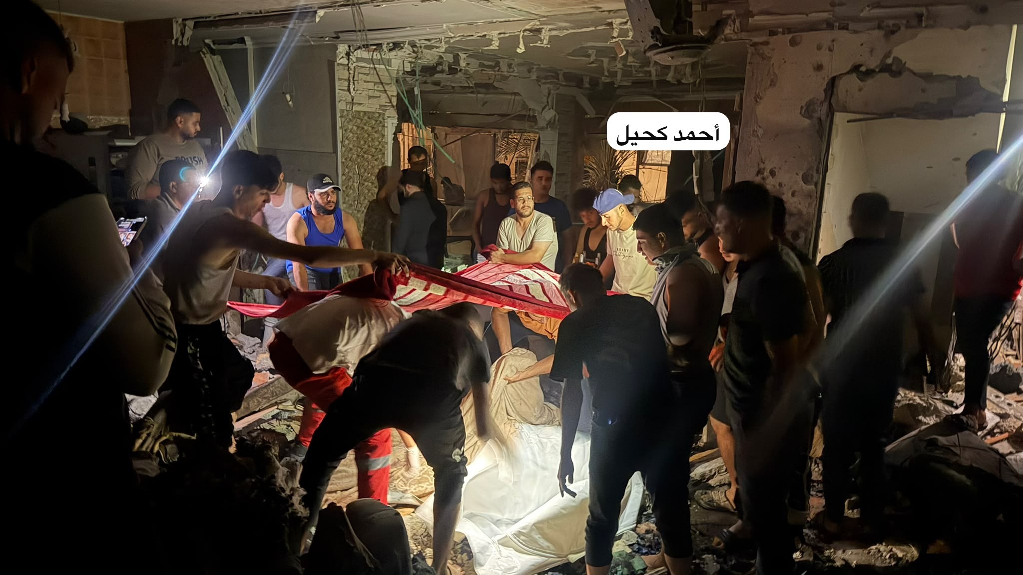 اللحظات الأولى لاستهداف طيران الاحتلال شقة سكنية في محيط مجمع الشفاء الطبي بمدينة غزة، والتي أسفرت عن استشهاد المواطن أكرم ي 21.jpg