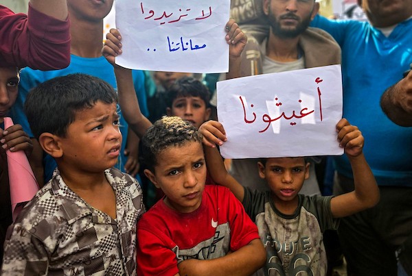 خان يونس – 18 أكتوبر/تشرين الأول 2026: فلسطينيون نازحون يشاركون في وقفة احتجاجية بمنطقة المواصي غرب خان يونس، مطالبين بتوفير الخيام والمساعدات الإنسانية والإمدادات الأساسية قبل حلول الشتاء.تصوير: طارق محمد