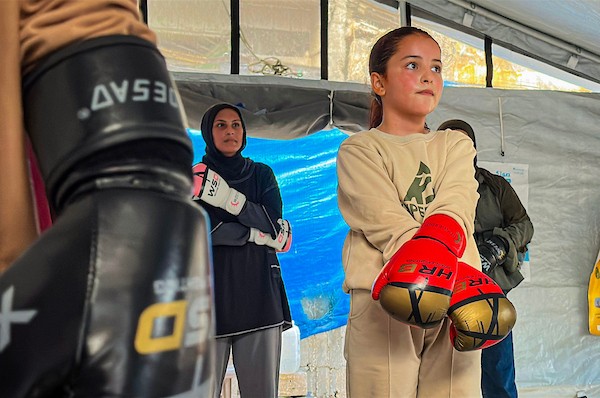 فتيات فلسطينيات يتدربن على الملاكمة داخل خيمة أُقيمت في موقع نادي غزة للملاكمة المدمر بحي تل الهوى في مدينة غزة، يوم 15 أكتوبر/تشرين الأول 2026. (تصوير: هادي داود)
