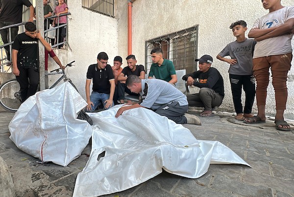 مشيعون يحيطون بجثماني شهيدين فلسطينيين في مستشفى الشفاء بمدينة غزة، عقب غارة إسرائيلية استهدفت حي النصر، 23 أكتوبر 2026. (تصوير: هادي داود)