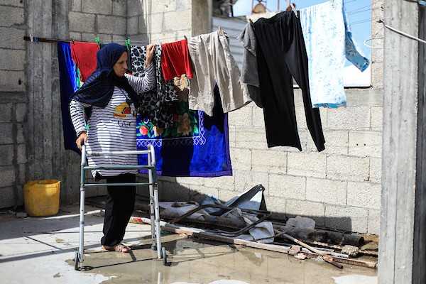 مها الشنباري جريحة تكافح لاستكمال علاجها بعدما فقدت ساقها اليسرى جراء قصف إسرائيلي، في مخيم النصيرات، 12 أكتوبر/تشرين الأول 2026. (تصوير: حسن الجدي)