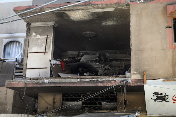 فلسطينيون يتفقدون أنقاض مبنى سكني استهدفته غارة جوية إسرائيلية فجراً غربي مدينة غزة، ما أدى إلى مقتل رجل وزوجته، 20 أكتوبر/تشرين الأول 2026.تصوير: محمد صالحة
