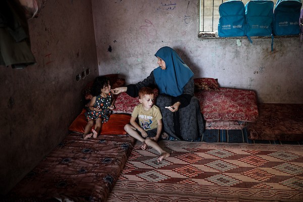 فلسطينيون نازحون يواصلون حياتهم اليومية داخل مدرسة حُوّلت إلى مأوى مؤقت في مدينة غزة، في الذكرى الثالثة لاندلاع الحرب، 7 أكتوبر/تشرين الأول 2026. تصوير: بلال أسامة.
