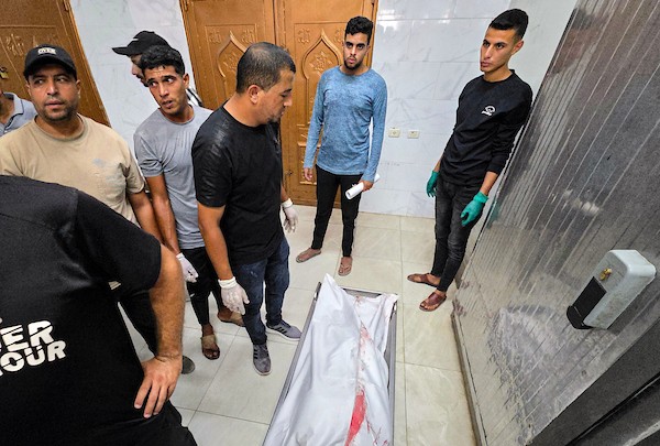 يحمل فلسطينيون جثمان معاذ جمال أبو نصيرة، البالغ من العمر 36 عامًا، إلى مجمع ناصر الطبي في 4 أكتوبر/تشرين الأول 2026.(صورة: طارق محمد)