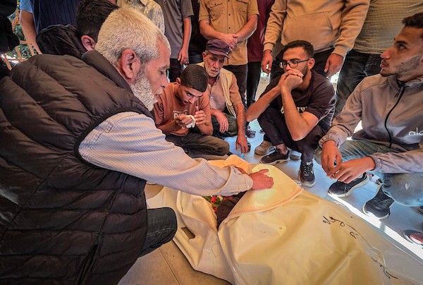 فلسطينيون يودّعون جثامين أربعة شهداء ارتقوا في غارة إسرائيلية شمال رفح، خلال مراسم تشييع بمجمع ناصر الطبي في خان يونس، 29 أكتوبر 2026.  (تصوير: طارق محمد)