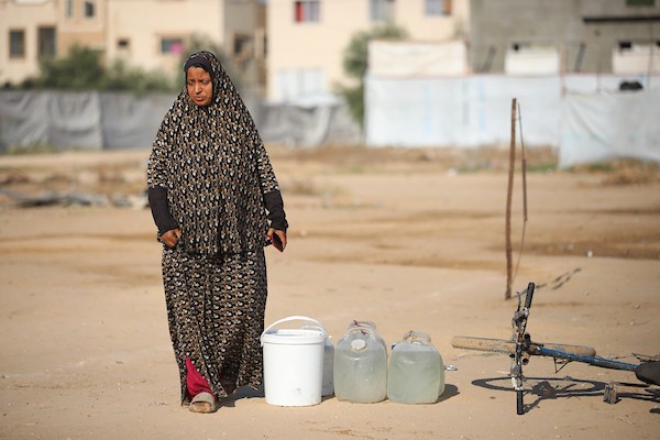 النصيرات – 18 أكتوبر/تشرين الأول 2026: أطفال وعائلات فلسطينية نازحة يتجمعون للحصول على المياه في مخيم النصيرات وسط قطاع غزة، وسط شح الإمدادات وتضرر البنية التحتية.تصوير: حسن الجدي