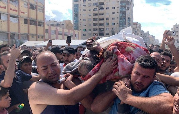 فلسطينيون يحملون جثمان رجل بعد استهدافه من قبل طائرات عسكرية إسرائيلية في غرب مدينة غزة، في 2 أكتوبر/تشرين الأول 2026. صورة لأحمد الشواح