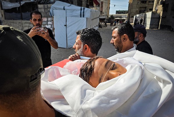 حضر المشيعون جنازة الطفل الفلسطيني يامن صقر، البالغ من العمر ثماني سنوات، والذي استشهد في غارة جوية إسرائيلية، في مجمع ناصر الطبي بخان يونس، جنوب قطاع غزة، في 31 أكتوبر/تشرين الأول 2026. (صورة: طارق محمد)