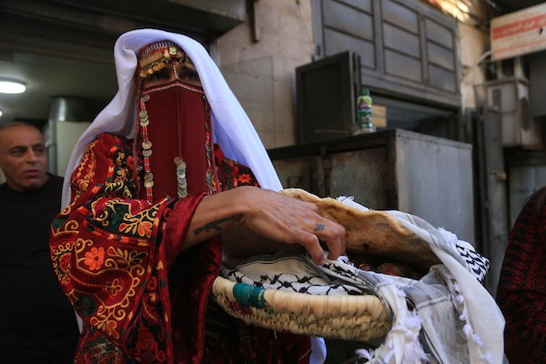 نساء فلسطينيات يشاركن في ليلة الحناء لعروس فلسطينية خلال احتفالات تقليدية في البلدة القديمة بمدينة نابلس، في الضفة الغربية، بتاريخ 3 أكتوبر/تشرين الأول 2026. تصوير: محمد ناصر