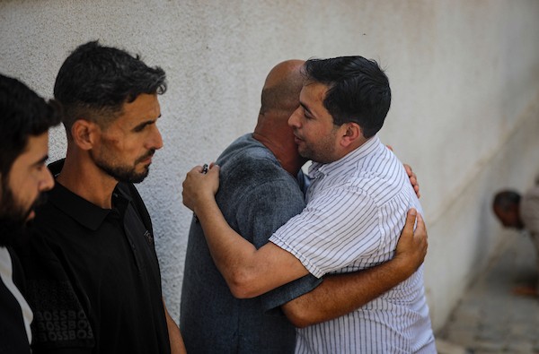 حزن ووداع أخير في مستشفى الشفاء بمدينة غزة، حيث يشيّع فلسطينيون عثمان الصوص والطفل تامر صبح، اللذين توفيا متأثرين بجراح أصيبا بها في هجوم إسرائيلي على بيت لاهيا شمال قطاع غزة، 18 أكتوبر/تشرين الأول 2026.تصوير: محمد صالحة