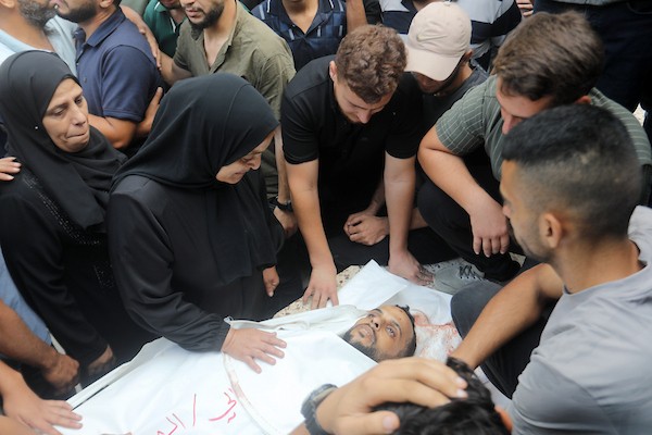 مشيعون يودّعون الشهيدين عبيدة مرتجى وحاتم حسنين في مستشفى الشفاء بمدينة غزة، 17 أكتوبر/تشرين الأول 2026. (تصوير: محمد صالحة)