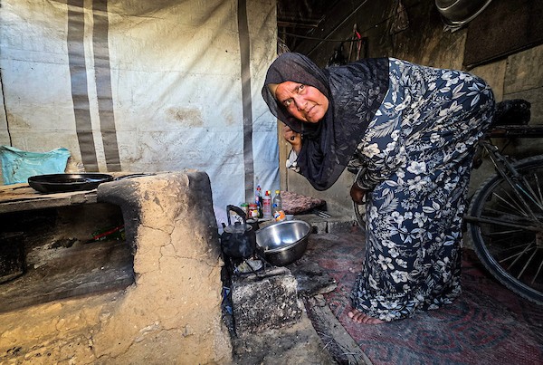 يواجه كبار السن الفلسطينيون ظروفًا معيشية صعبة في خان يونس، جنوب قطاع غزة، في الأول من أكتوبر/تشرين الأول 2026، بالتزامن مع الاحتفال باليوم العالمي للمسنين.(صورة: طارق محمد)