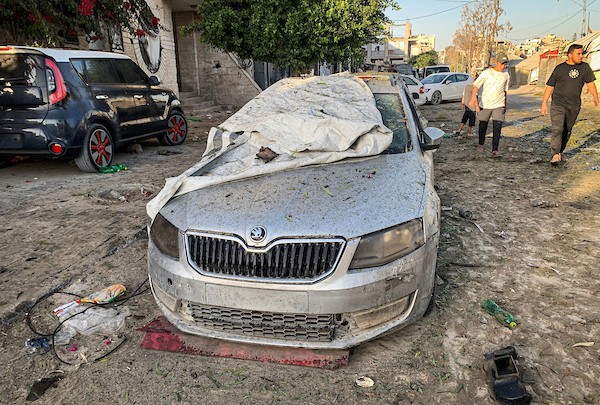 فلسطينيون يتجمعون في موقع استهداف مركبة بغارة جوية إسرائيلية في حي تل الهوى جنوب غربي مدينة غزة، يوم 8 أكتوبر/تشرين الأول 2026. تصوير: أحمد الشوا