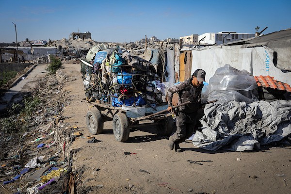 عمال فلسطينيون يجمعون ويفرزون النفايات البلاستيكية لإنتاج وقود بديل باستخدام أفران بدائية، في حي الشيخ رضوان شمال مدينة غزة، لمواجهة شح المحروقات الناجم عن الحصار الإسرائيلي، 29 أكتوبر 2026. (تصوير: محمد صالحة)