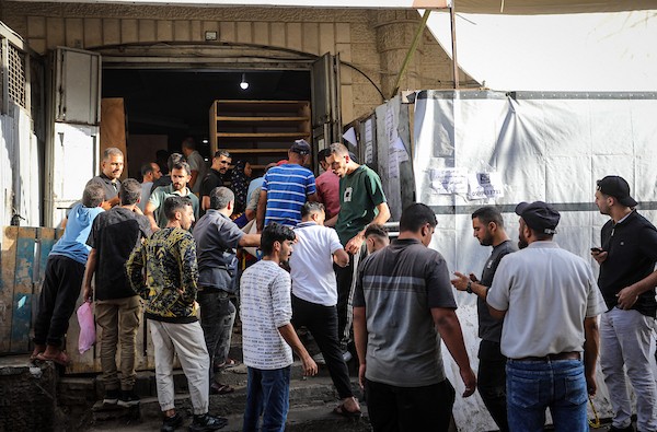 فلسطينيون ينتظرون الحصول على الخبز أمام مخبز في حي الدرج بمدينة غزة، وسط تحذيرات من توقف المخابز المتبقية بسبب نفاد الطحين، 22 أكتوبر 2026. (تصوير: محمد صالحة)
