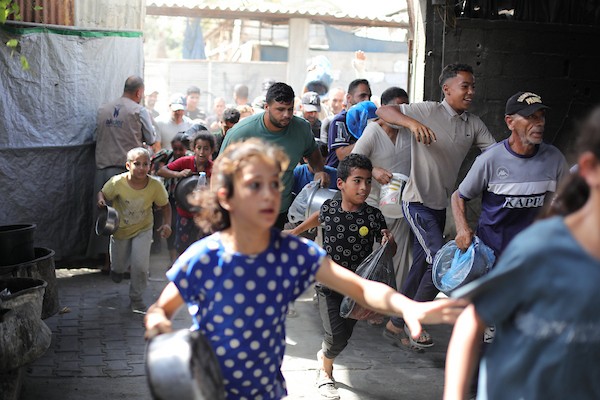 فلسطينيون نازحون يتجمعون للحصول على وجبات غذائية من مطبخ خيري في مخيم النصيرات وسط قطاع غزة، في 8 أكتوبر/تشرين الأول 2026.تصوير: حسن الجدي