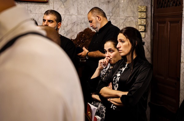 أشخاص يتجمعون خلال جنازة امرأتين مسيحيتين (أم و ابنتها) فلسطينيتين في كنيسة القديس بورفيريوس للروم الأرثوذكس في مدينة غزة، في 3 أكتوبر 2026. تصوير بلال أسامة