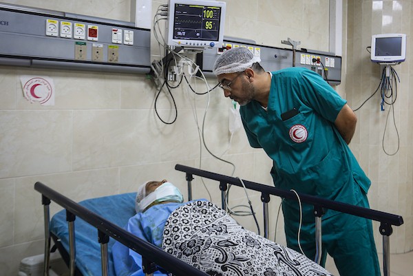 أطباء من وفد طبي مصري يجرون جراحة قلب مفتوح داخل مستشفى القدس بمدينة غزة، بالتعاون مع منظمة هيل فلسطين، في 14 أكتوبر/تشرين الأول 2026. (تصوير: أحمد الشوا)