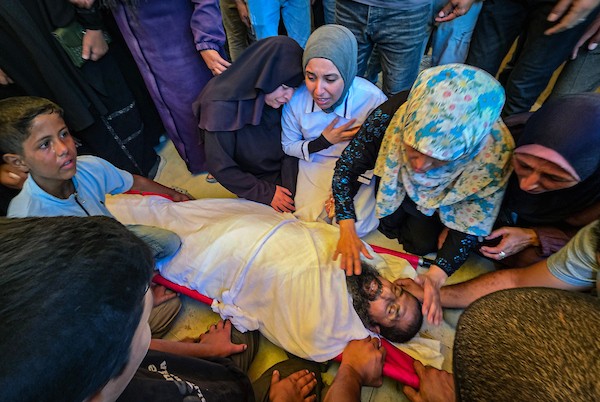الممرضة عزة أبو مصطفى تستقبل جثمان والدها في مجمع ناصر الطبي بمخيم خان يونس، جنوب قطاع غزة، أثناء مناوبتها، بعد استشهاده في غارة إسرائيلية، 7 أكتوبر/تشرين الأول 2026. تصوير: طارق محمد.