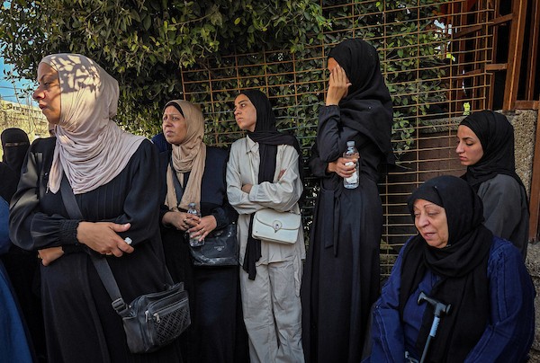 فلسطينيون يودّعون جثامين أربعة شهداء ارتقوا في غارة إسرائيلية شمال رفح، خلال مراسم تشييع بمجمع ناصر الطبي في خان يونس، 29 أكتوبر 2026.  (تصوير: طارق محمد)