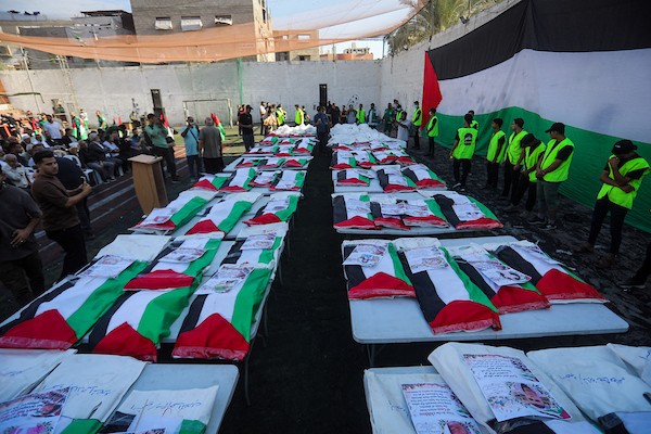 غزة – 18 أكتوبر/تشرين الأول 2026: فلسطينيون يشيّعون جثامين ورفات 75 شهيدًا انتشلتها طواقم الدفاع المدني من تحت أنقاض مبانٍ دمرها القصف الإسرائيلي في حي الدرج بمدينة غزة.تصوير: محمد صالحة