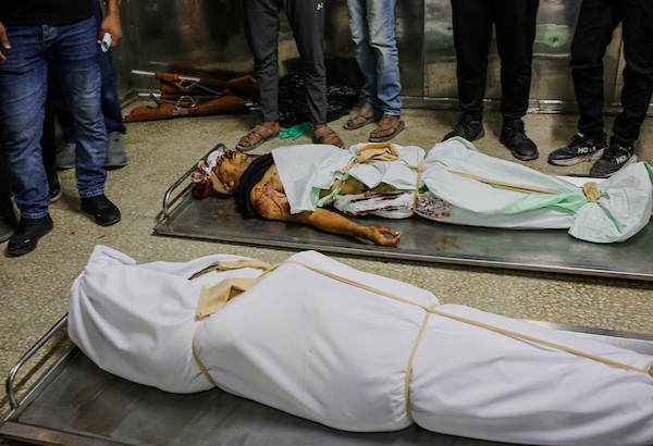 ودّع المشيّعون جثامين أربعة فلسطينيين، بينهم امرأة، في مستشفى الشفاء بمدينة غزة في 30 سبتمبر/أيلول 2026. (صورة: محمد صالحة)