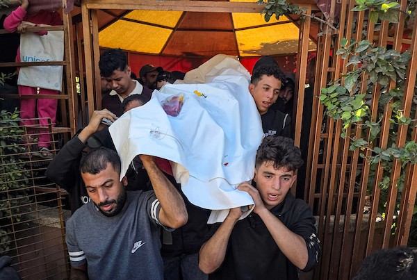 مشيعون يودّعون الطفلين وليد شكشك ويوسف أبو غالي في مجمع ناصر الطبي بخان يونس، جنوب قطاع غزة، عقب مقتلهما بغارة جوية إسرائيلية، 20 أكتوبر/تشرين الأول 2026.تصوير: طارق محمد