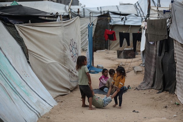 فلسطينيون نازحون يواصلون حياتهم اليومية داخل خيام مؤقتة في مخيم النصيرات وسط قطاع غزة، وسط مخاوف من الأمطار والبرد مع اقتراب الشتاء. 26 أكتوبر 2026. (تصوير: حسن الجدي)