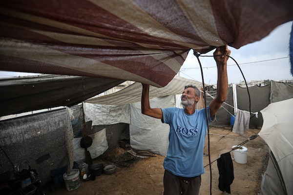 فلسطينيون نازحون يواصلون حياتهم اليومية داخل خيام مؤقتة في مخيم النصيرات وسط قطاع غزة، وسط مخاوف من الأمطار والبرد مع اقتراب الشتاء. 26 أكتوبر 2026. (تصوير: حسن الجدي)