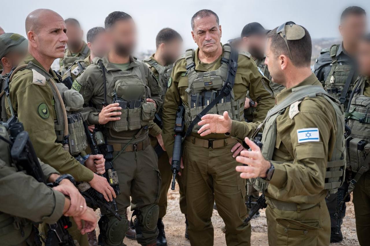 رئيس الأركان الإسرائيلي ايال زامير يجري تقدير موقف في قيادة المنطقة الوسطى.jpg