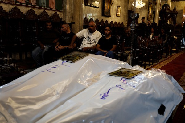 أشخاص يتجمعون خلال جنازة امرأتين مسيحيتين (أم و ابنتها) فلسطينيتين في كنيسة القديس بورفيريوس للروم الأرثوذكس في مدينة غزة، في 3 أكتوبر 2026. تصوير بلال أسامة