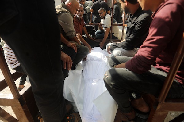 مشيعون يودّعون الشهيدين عبيدة مرتجى وحاتم حسنين في مستشفى الشفاء بمدينة غزة، 17 أكتوبر/تشرين الأول 2026. (تصوير: محمد صالحة)